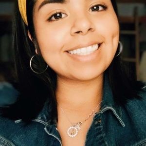 Meet your Posher, Alejandra